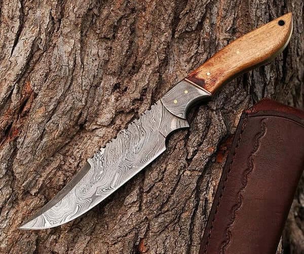 Custom Damascus Steel Blade Hunting Knife with Walnut Wood Handle